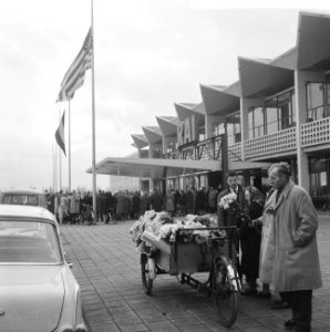 Mensen leggen bloemen bij RAI-gebouw voor de overleden president Kennedy, Bestanddeelnr 915-7793