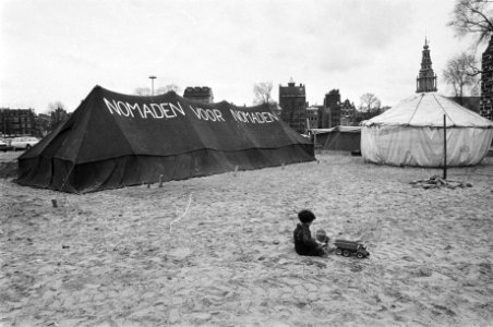 Mensen in tenten op het Waterlooplein onder motto Nomaden voor Nomaden, Bestanddeelnr 930-7638