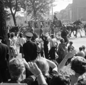 Mensen zwaaiend naar de Gouden Koets op weg naar de Ridderzaal, Bestanddeelnr 919-5758