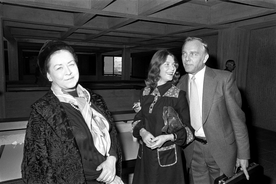 Menten proces in Amsterdam mevrouw Menten (l) en privedetective Niemeyer en ech, Bestanddeelnr 929-4013