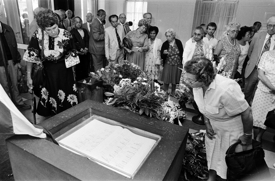 Mensen leggen bloemen, Bestanddeelnr 932-6663