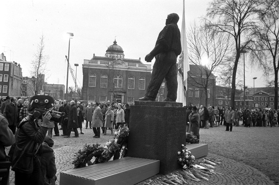 Mensen leggen bloemen, Bestanddeelnr 927-0261