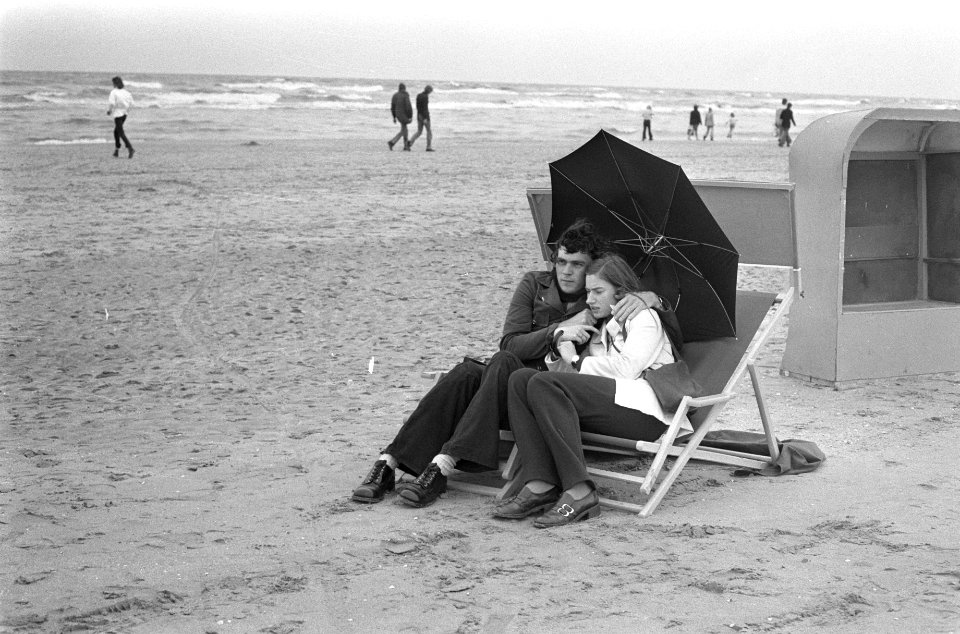 Mensen met paraplu op het strand van Zandvoort, Bestanddeelnr 925-7116