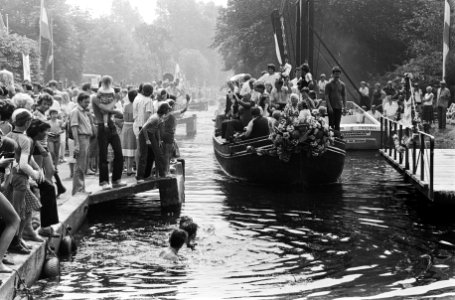 Mensen zwemmen naar de boot waarop Zoetemelk zit, Bestanddeelnr 930-9402