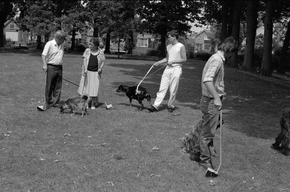 Mensen met hun hond in een park, Bestanddeelnr 934-4798