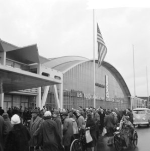 Mensen leggen bloemen bij RAI-gebouw voor de overleden president Kennedy, Bestanddeelnr 915-7794