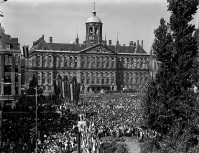Mensenmassa op De Dam, tijdens een Aubade door 19000 zangers, zangeressen en sch, Bestanddeelnr 900-0032