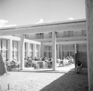 Mensen zittend op een terras van het Accadia Hotel, Bestanddeelnr 255-0068