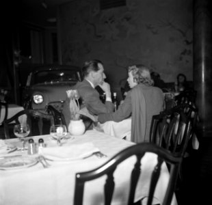 Mensen zitten te eten in restaurant Wivex waar een autoshow wordt gehouden, Bestanddeelnr 252-9168