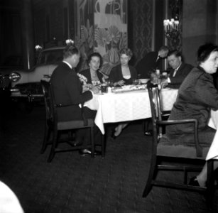 Mensen zitten te eten in restaurant Wivex waar een autoshow wordt gehouden, Bestanddeelnr 252-9163