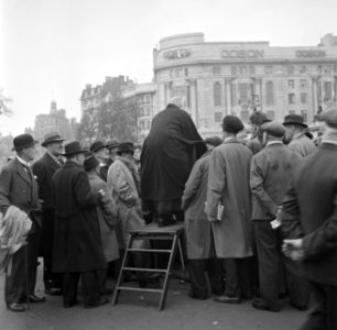 Mensen luisteren naar een spreker bij de Speakers' Corner in het Hyde Park, Bestanddeelnr 254-1988