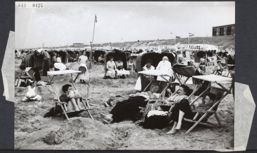 Mensen in strandstoelen, Bestanddeelnr 043-0425