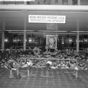 Mensen leggen bloemen bij RAI-gebouw voor de overleden president Kennedy, Bestanddeelnr 915-7797