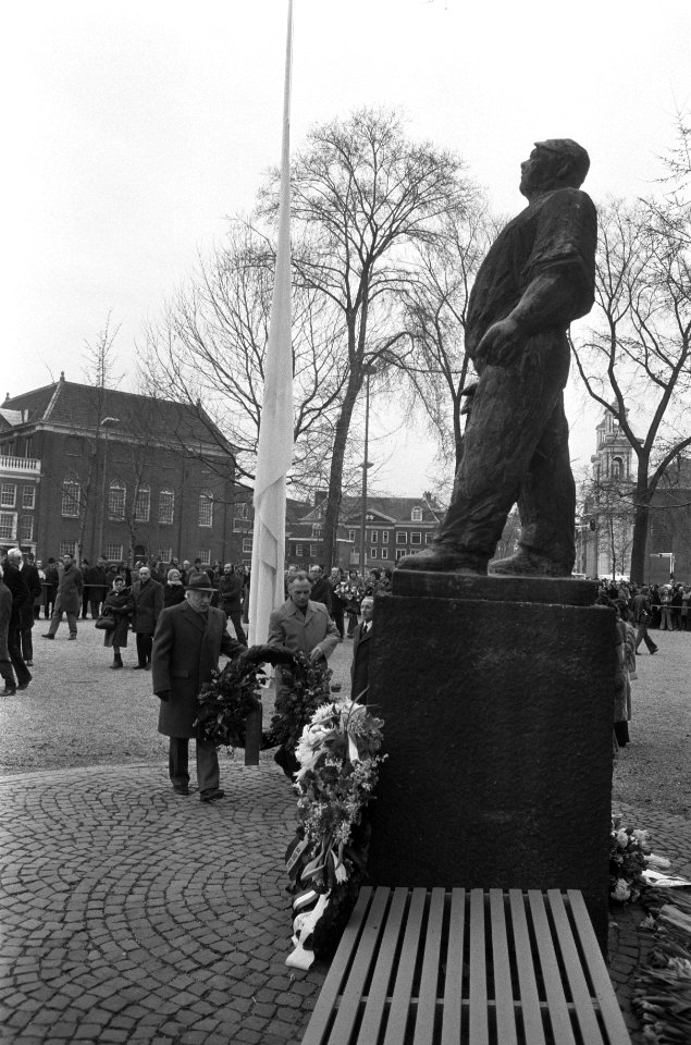 Mensen leggen bloemen, Bestanddeelnr 927-0262