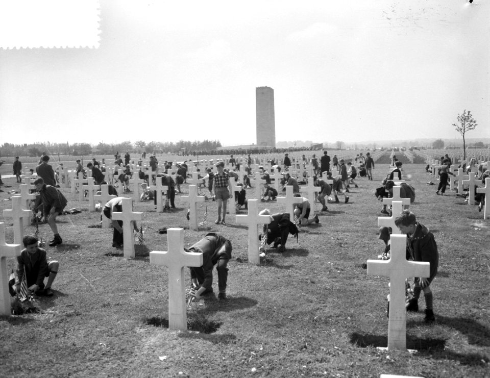 Memorial Day Margraten kinderen leggen bloemen, Bestanddeelnr 907-7895