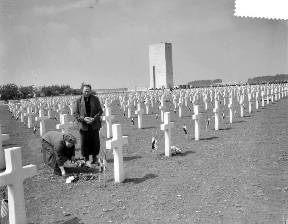 Memorial Day Margraten kinderen leggen bloemen, Bestanddeelnr 907-7898