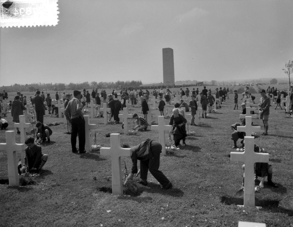 Memorial Day Margraten kinderen leggen bloemen, Bestanddeelnr 907-7894