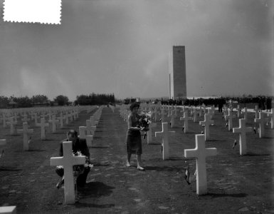 Memorial Day Margraten kinderen leggen bloemen, Bestanddeelnr 907-7897