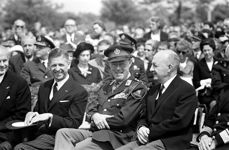 Memorial Day op Margratens erebegraafplaats v.l.n.r. Minister den Toom , Prins B, Bestanddeelnr 922-4722