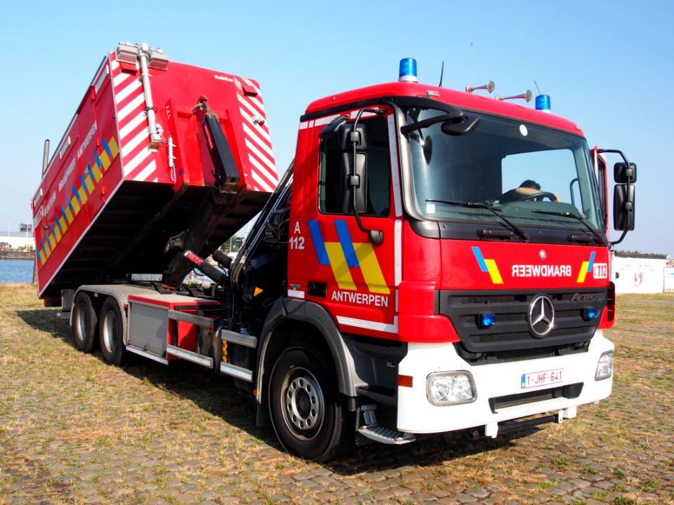 Mercedes Fire engine Brandweer Antwerpen Container Unit pic2