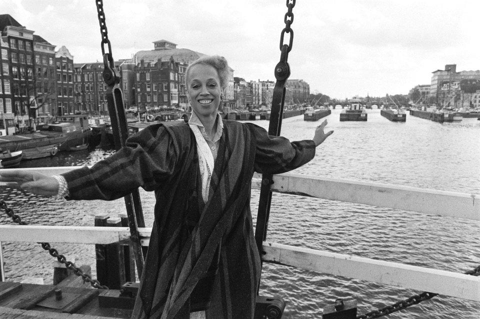 Mercedes Ellington op magere brug in verband met persconferentie Dancing America, Bestanddeelnr 933-6331