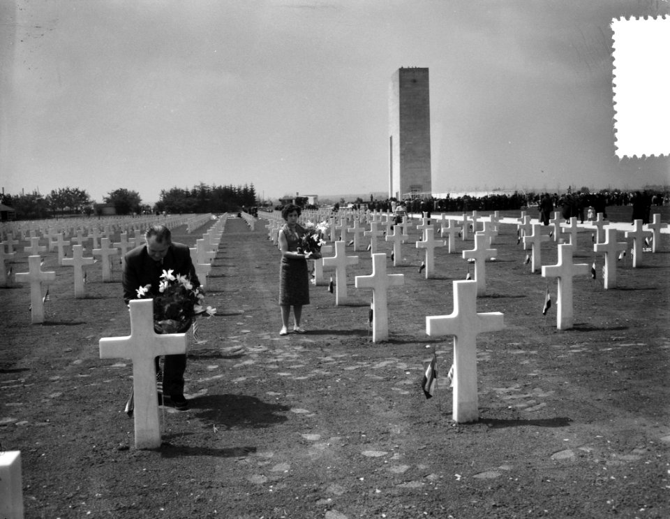 Memorial Day Margraten kinderen leggen bloemen, Bestanddeelnr 907-7896