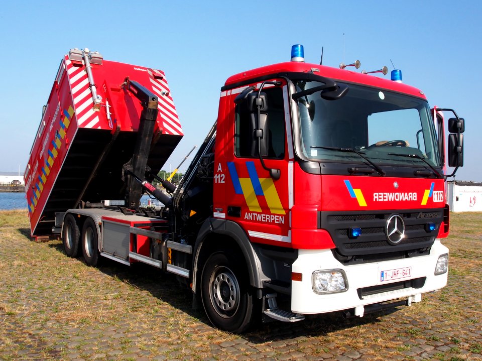 Mercedes Fire engine Brandweer Antwerpen Container Unit pic1