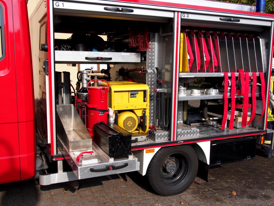 Mercedes 612D, Freiwillige Feuerwehr Bengel, lösch ubung, bild 3