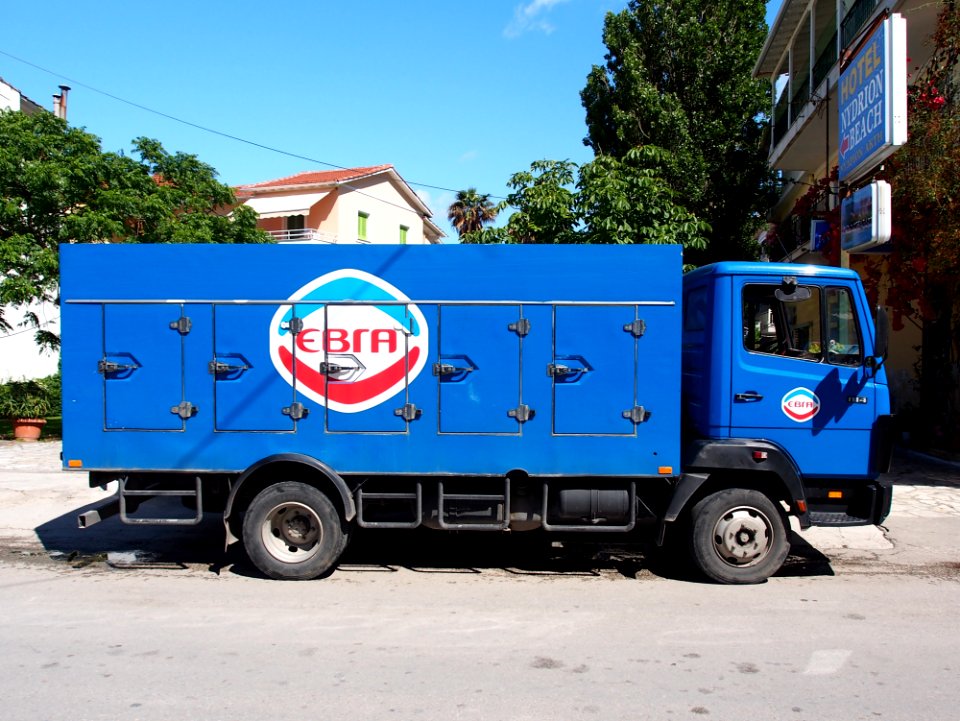 Mercedes 814 Ice cooling truck in Nydri, pic2