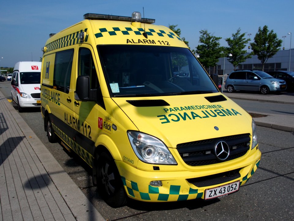 Mercedes Paramedicer ambulance 511A40 at Copenhagen pic1