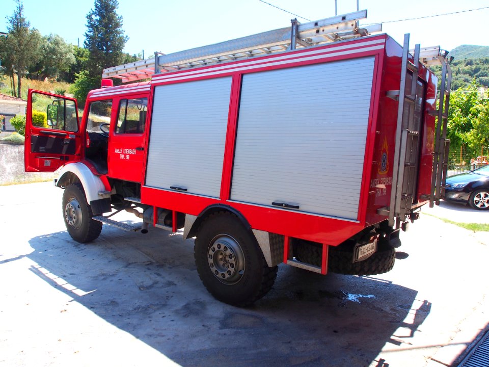 Mercedes fireengine of the Fire sub-station of Apollonia, Pyrosvestiko klimakio Apollonion, pic1