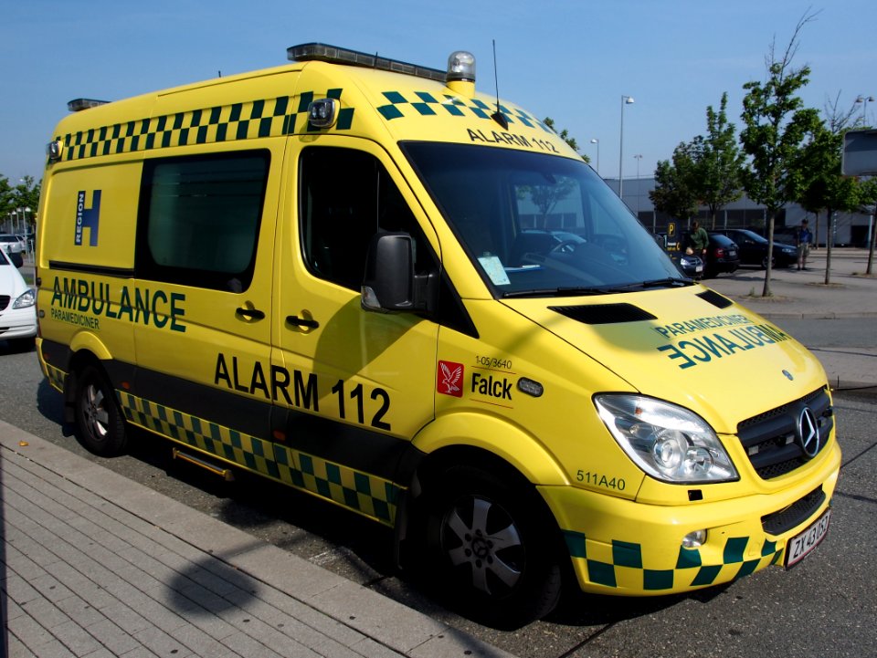 Mercedes Paramedicer ambulance 511A40 at Copenhagen pic2