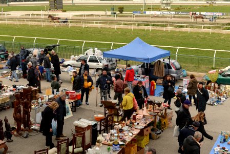 Mercato delle pulci di Agnano vicino all'ippodromo