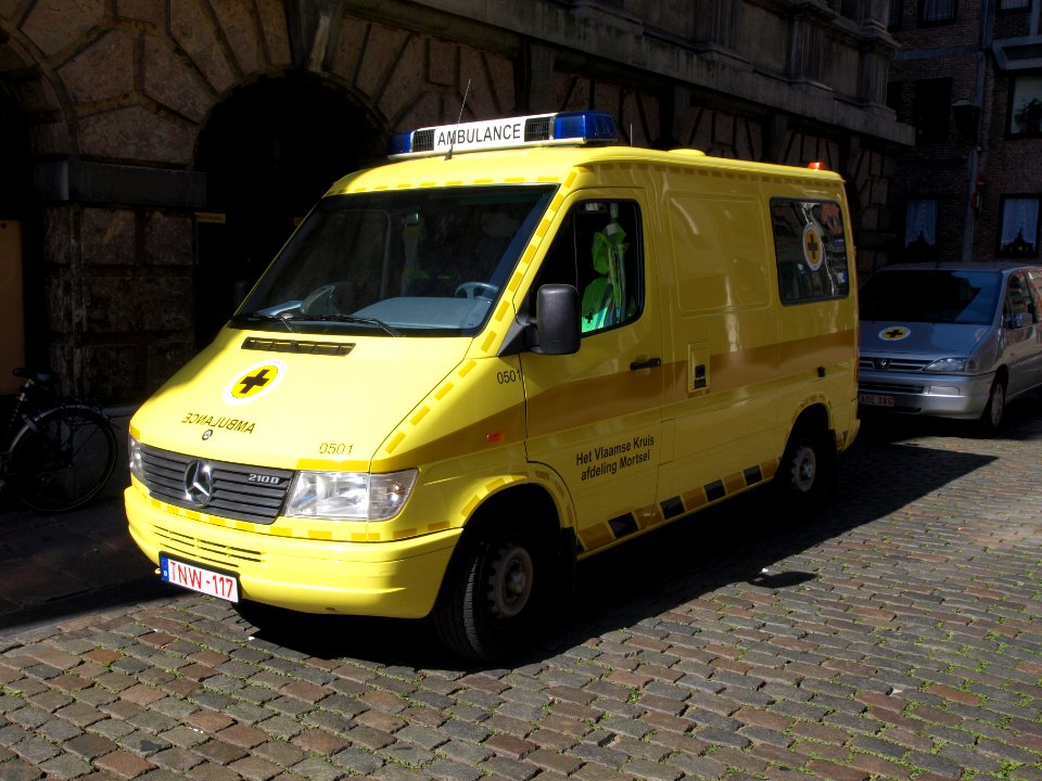 Mercedes 210D ambulance p2