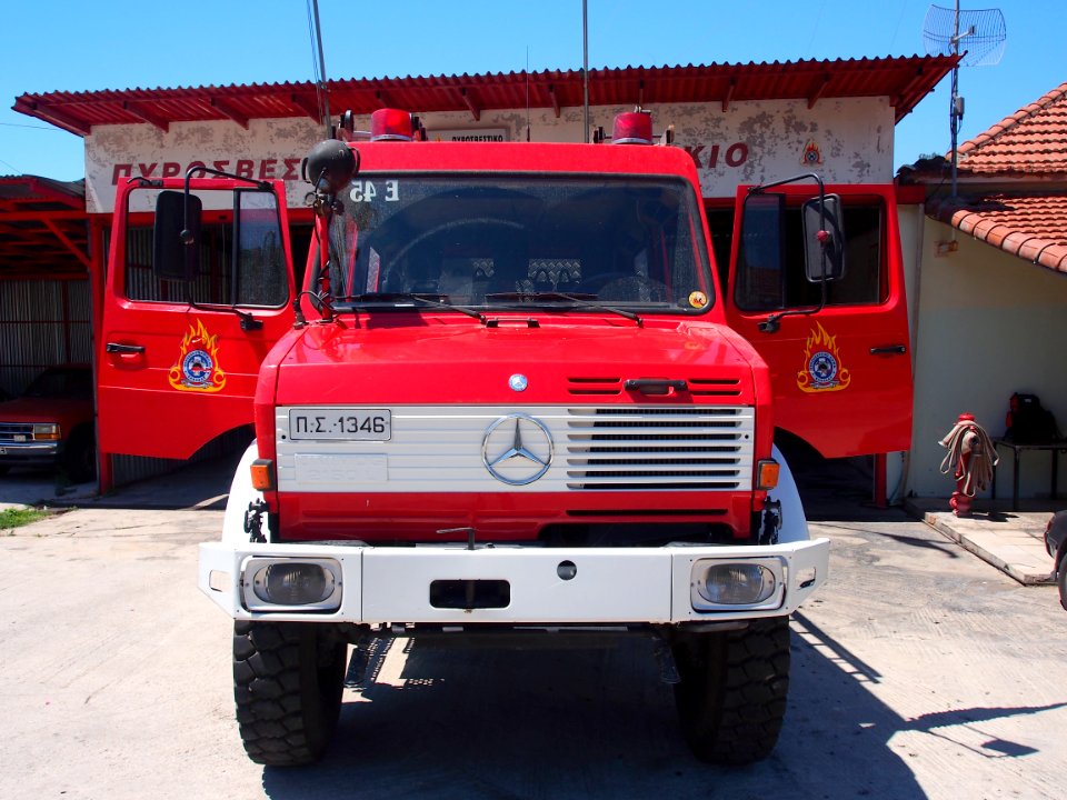 Mercedes fireengine of the Fire sub-station of Apollonia, Pyrosvestiko klimakio Apollonion, pic3
