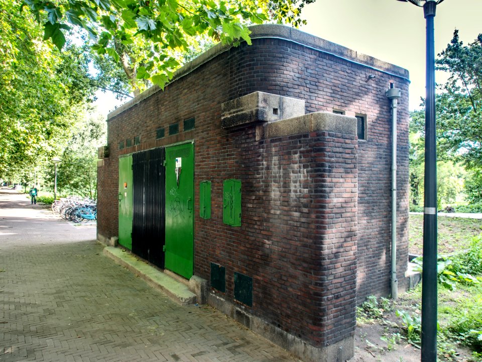 Mercatorstraat, elektriciteitshuisje in de stijl van de Amsterdamse School foto 1