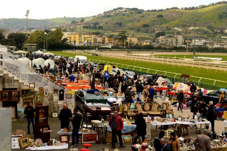 Mercato delle pulci all'ippodromo di Agnano