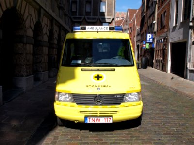Mercedes 210D ambulance p1
