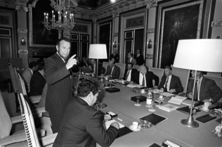 MEP-leider Betico Croes (links), staand, tijdens de vergadering rechts ondermee, Bestanddeelnr 931-7671