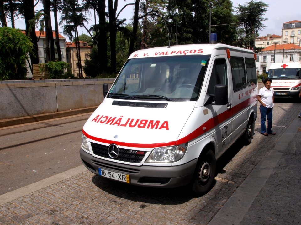 Mercedes 213 CDI Ambulancia at Porto, Portugal pic1
