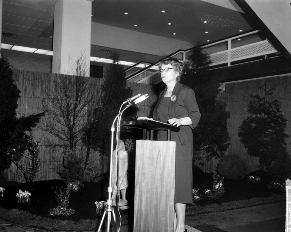 Mejuffrouw dr. Marga Klompé in Julianahal te Utrecht vakbeurs Het Kind geopend, Bestanddeelnr 917-5867