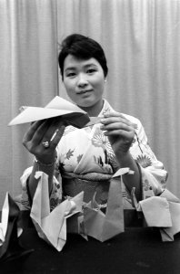 Mejuffrouw Tomioka toont verschillende van papier gevouwen dierfiguren, Bestanddeelnr 919-5430