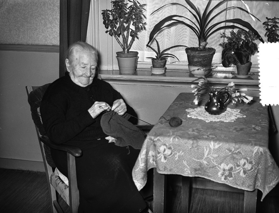 Mejuffrouw N voor Velzen te Dordrecht 21 januari 105 jaar, Bestanddeelnr 907-5435