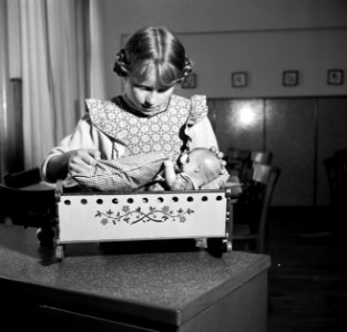 Meisje speelt met een pop, Bestanddeelnr 254-1730
