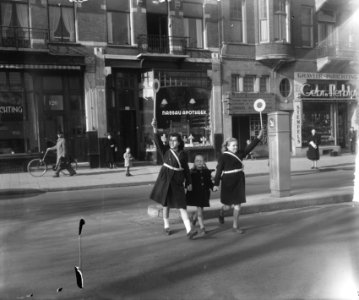Meisjes verkeersbrigadiers bij Raampunt, Bestanddeelnr 903-2340