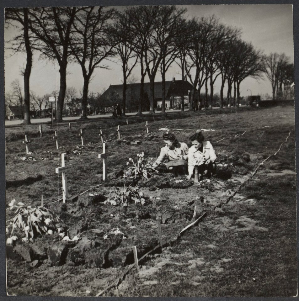 Meisjes van Eelderwolde (Drenthe) leggen bloemen op de graven van het voorlopige, Bestanddeelnr 30008 001