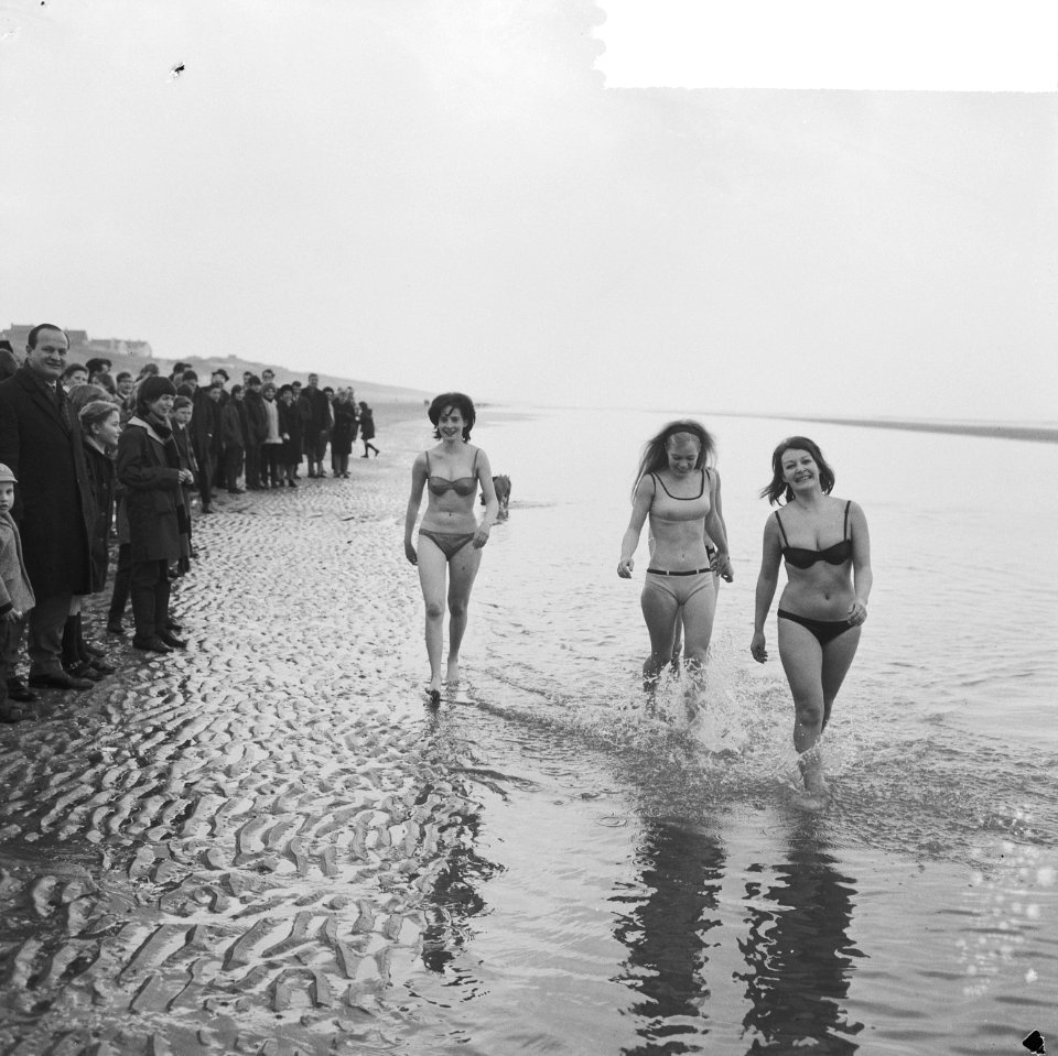 Meisjes in bikini in zee te Zandvoort, Bestanddeelnr 917-5087