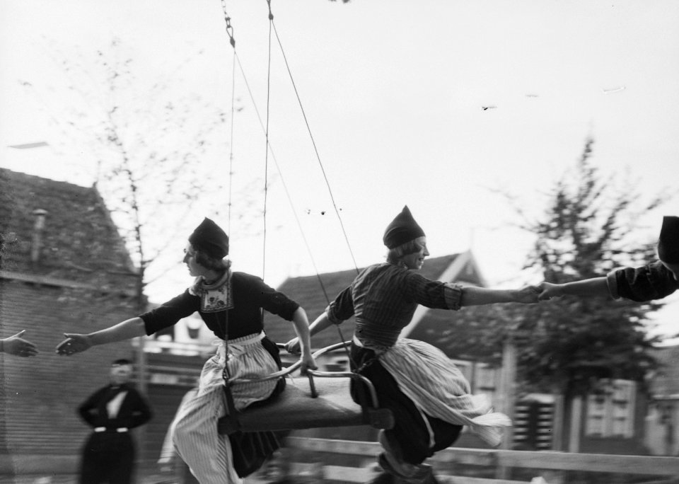 Meisjes in klederdracht in Volendam in een zweefmolen, Bestanddeelnr 190-1122