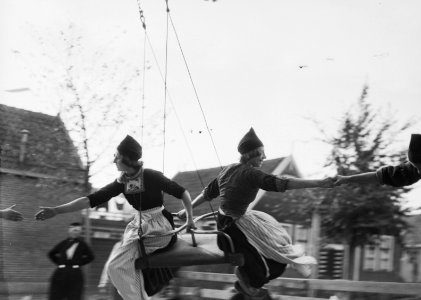 Meisjes in klederdracht in Volendam in een zweefmolen, Bestanddeelnr 190-1122