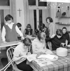 Meisjes op een meisjesschool aan de Keizersgracht 772 te Amsterdam tijdens een n, Bestanddeelnr 918-5061